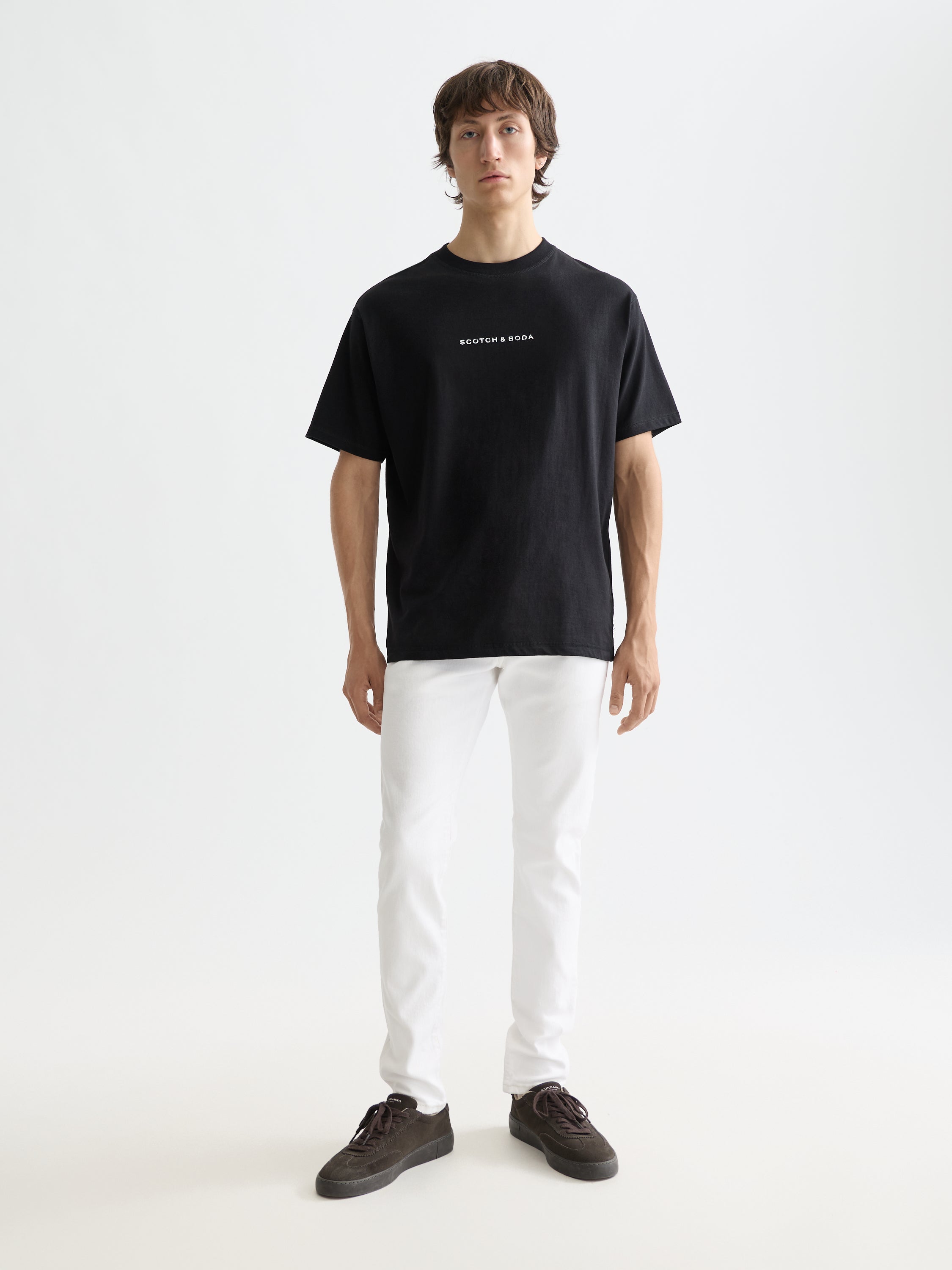 T-shirt noir avec logo sur la poitrine