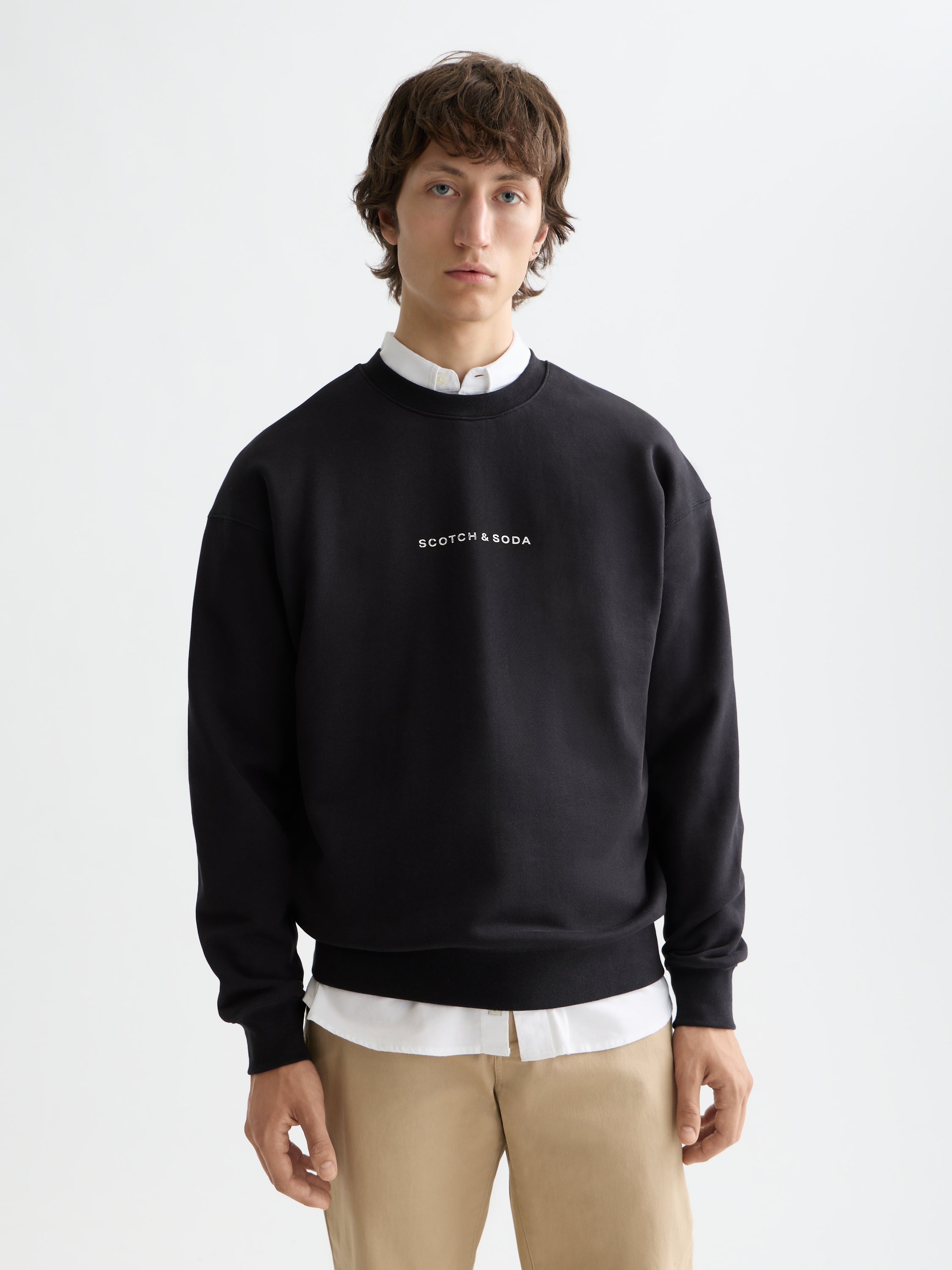 Sweat-shirt noir avec logo sur la poitrine