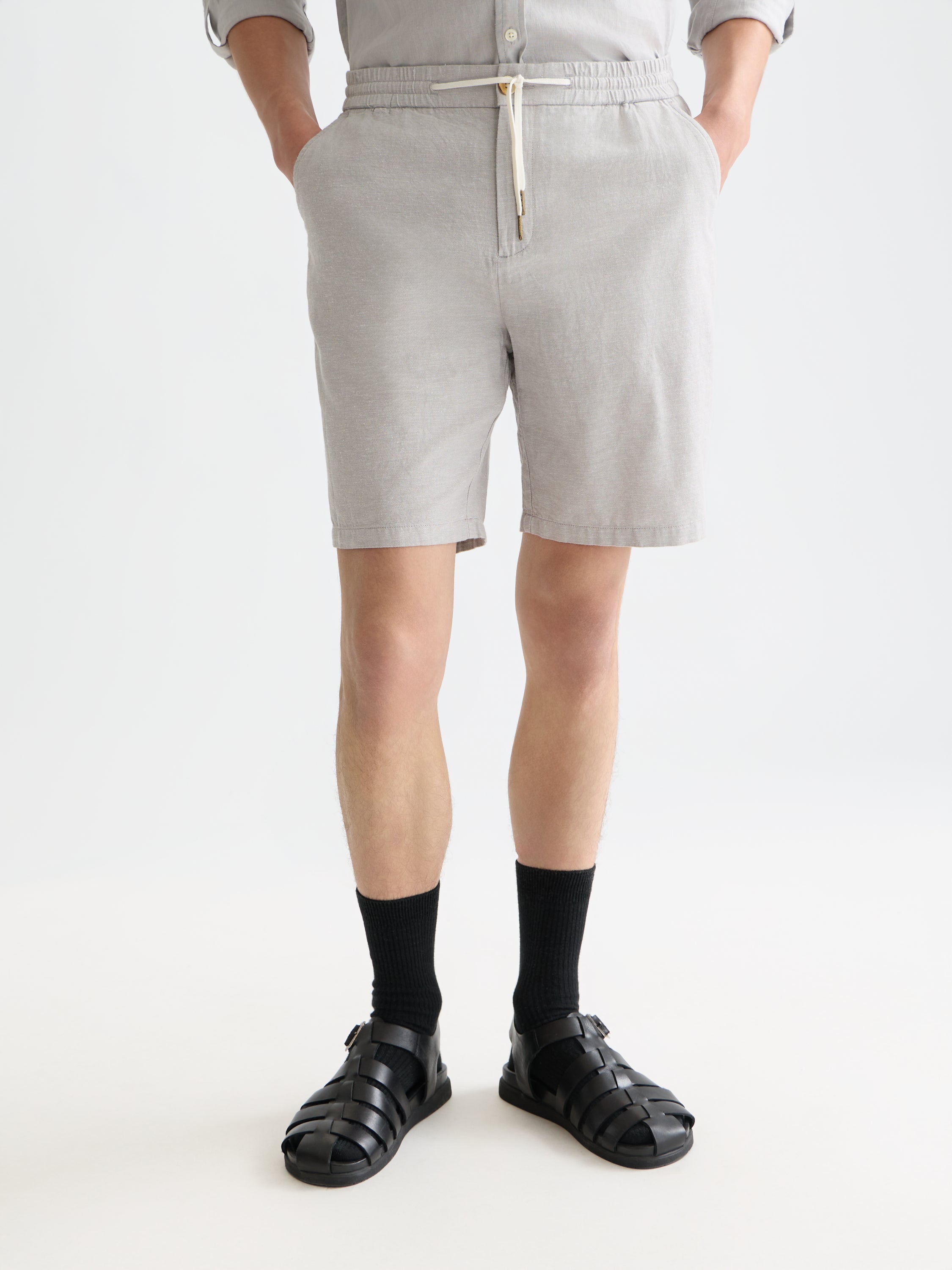 Short chino coupe classique en coton et lin gris, un incontournable de la saison