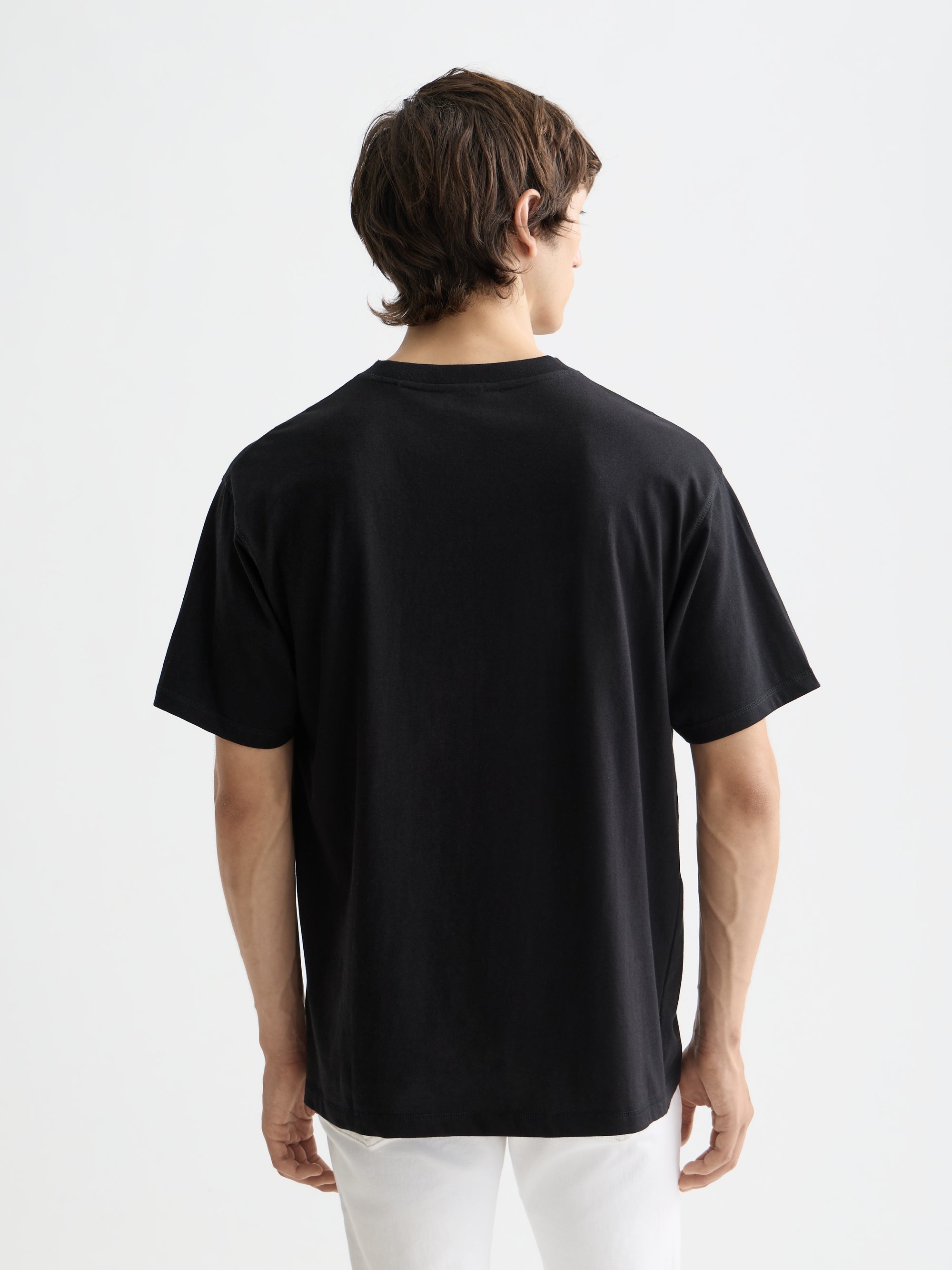 T-shirt noir avec logo sur la poitrine