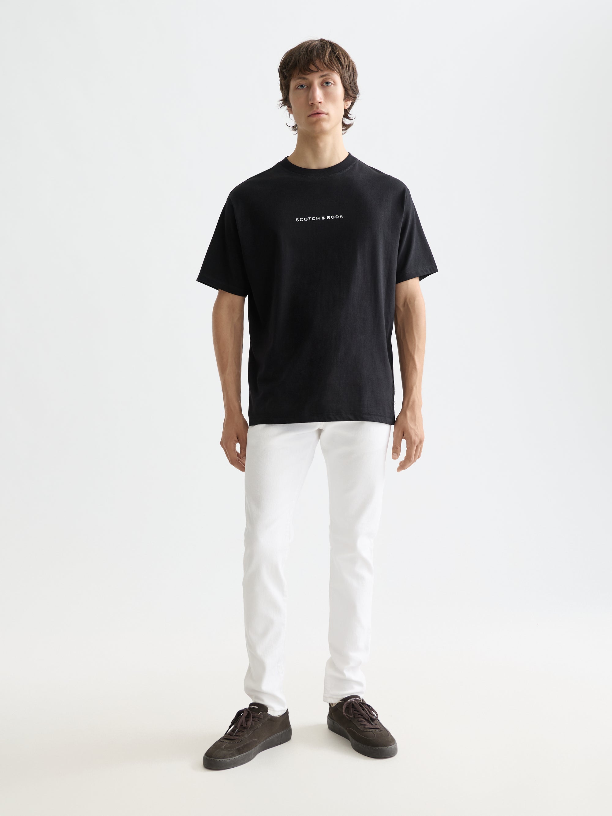 T-shirt noir avec logo sur la poitrine