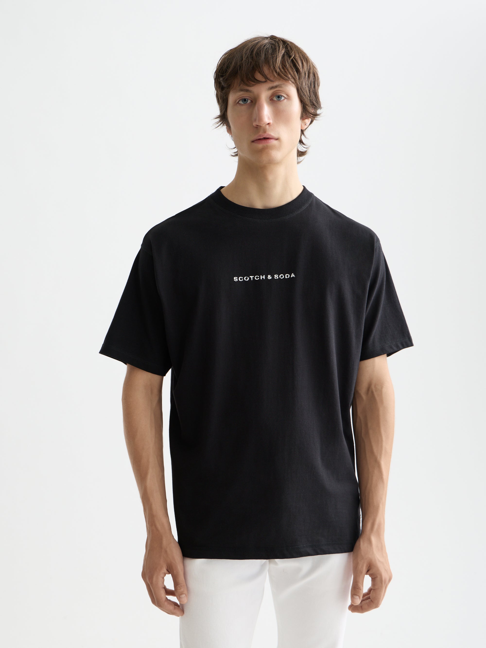 T-shirt noir avec logo sur la poitrine