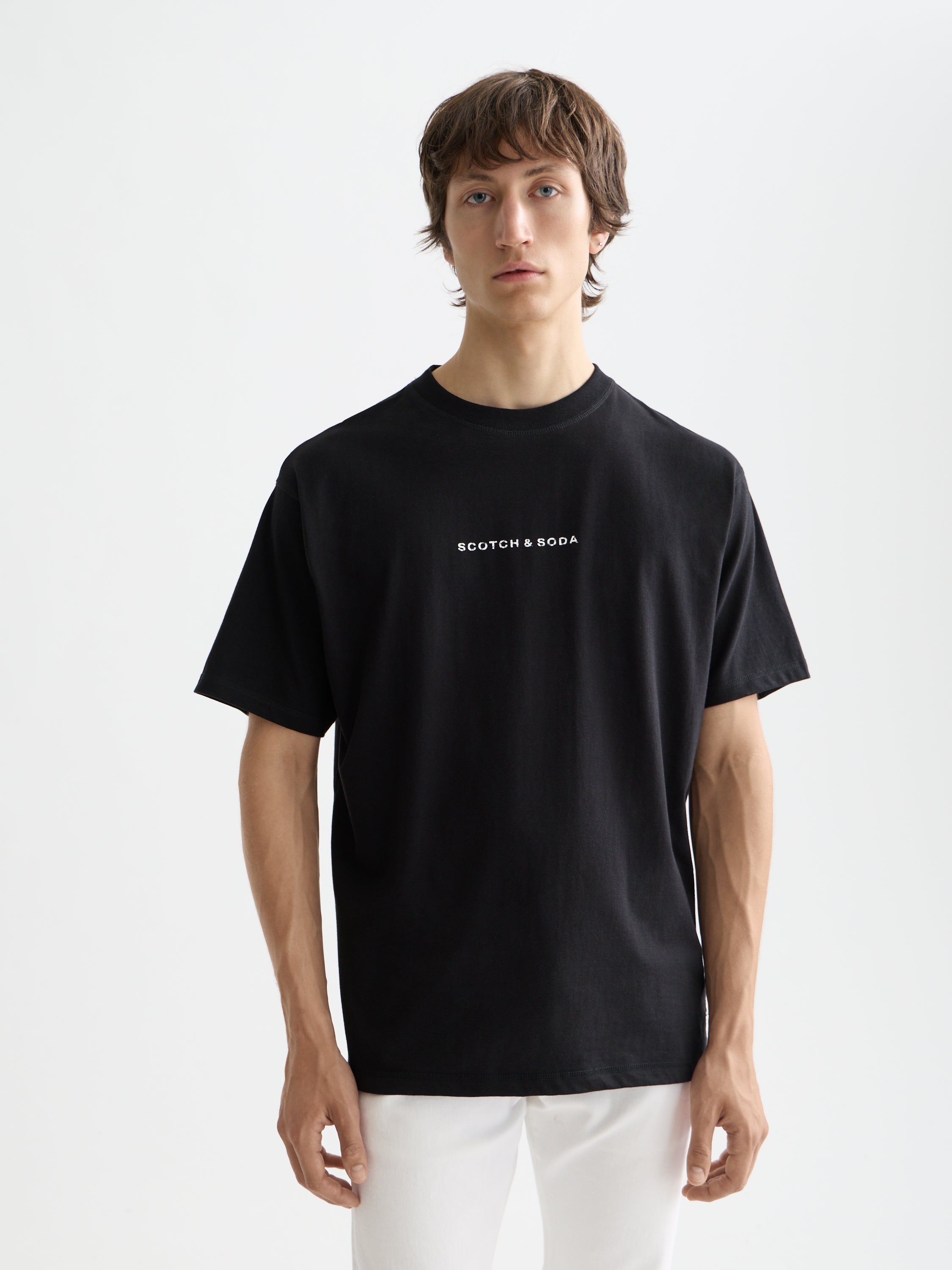 T-shirt noir avec logo sur la poitrine