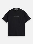 T-shirt noir avec logo sur la poitrine