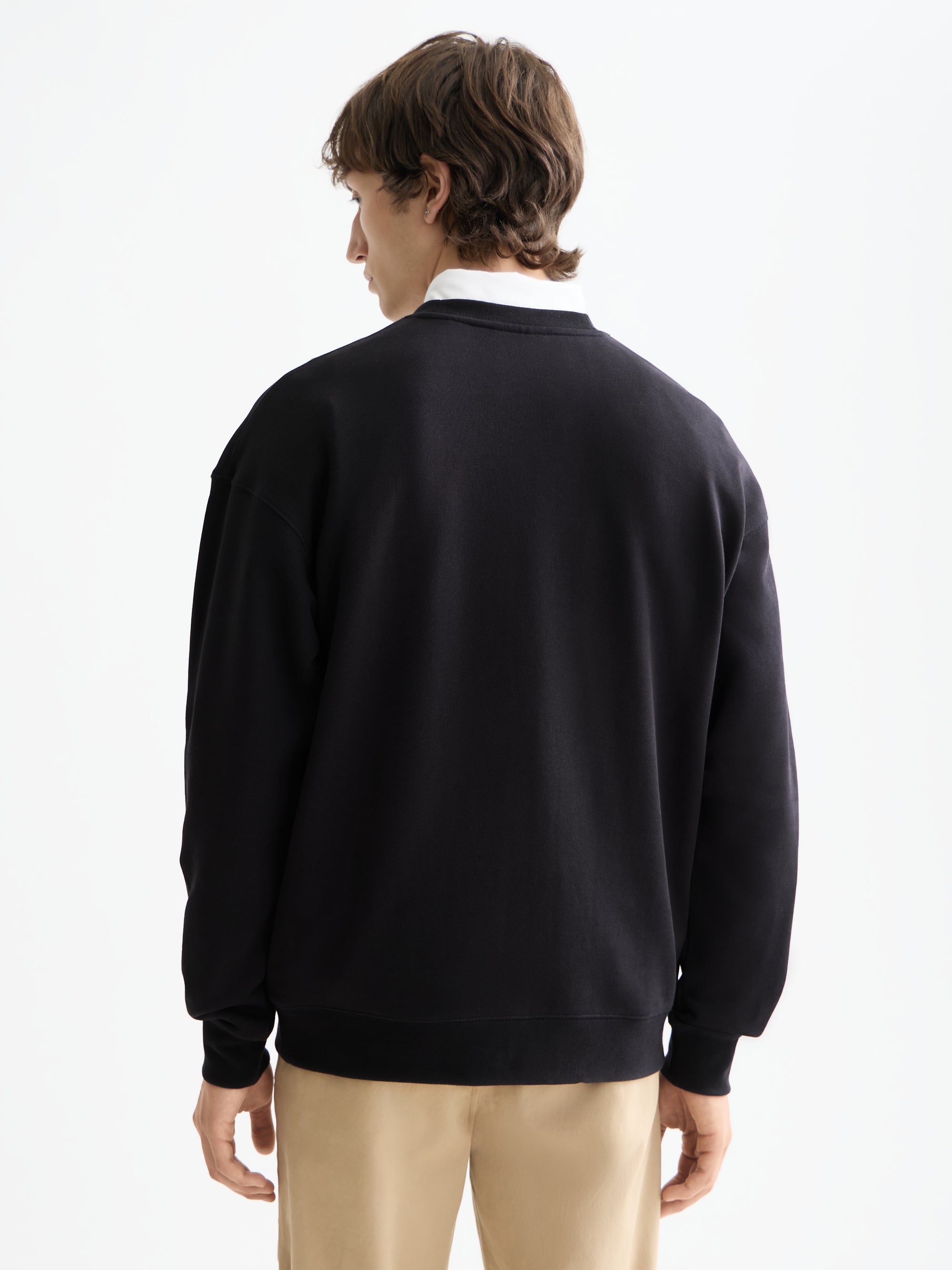 Sweat-shirt noir avec logo sur la poitrine