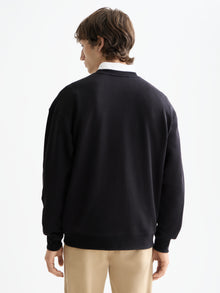 Sweat-shirt noir avec logo sur la poitrine
