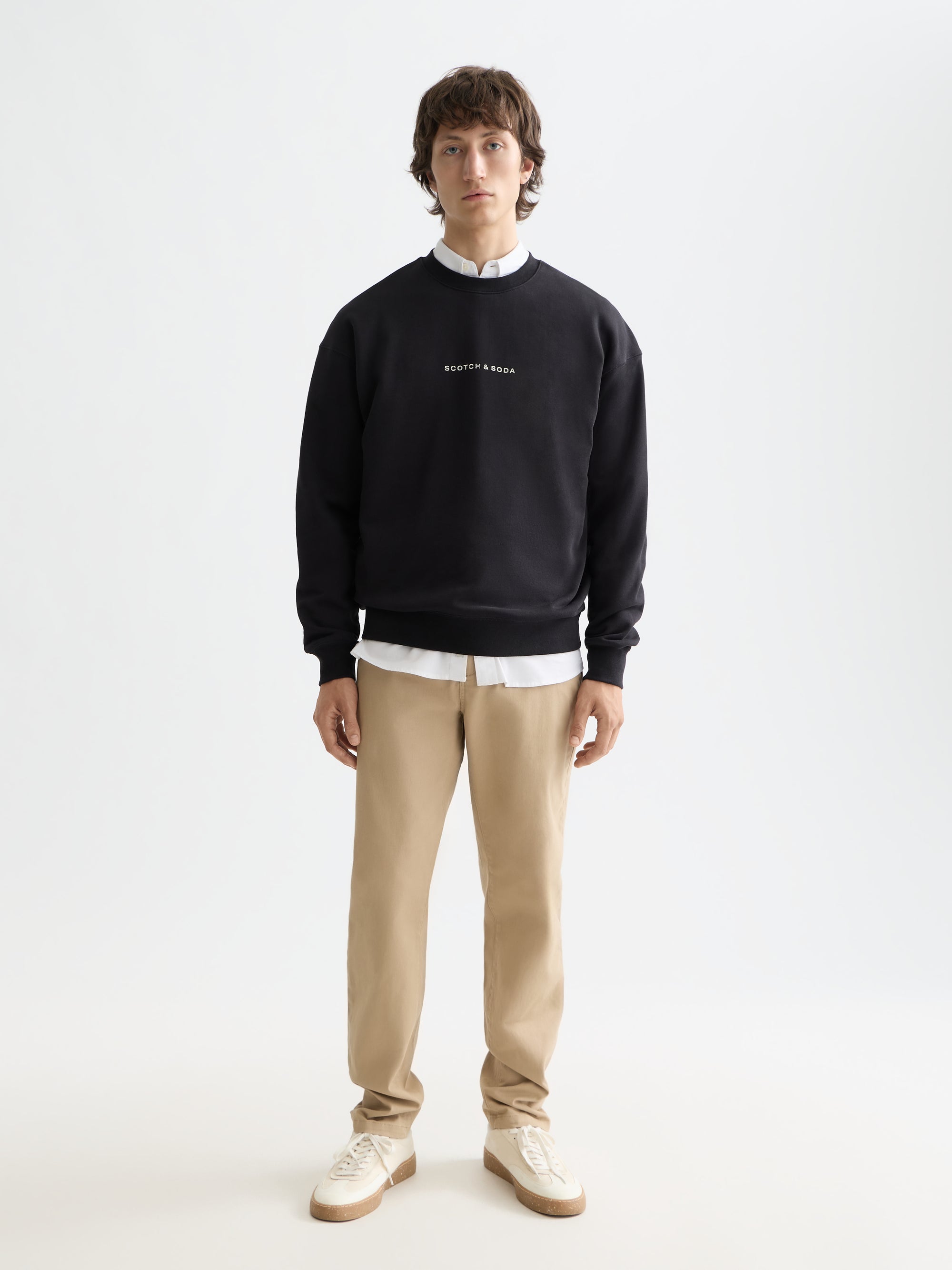 Sweat-shirt noir avec logo sur la poitrine