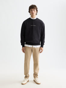 Sweat-shirt noir avec logo sur la poitrine