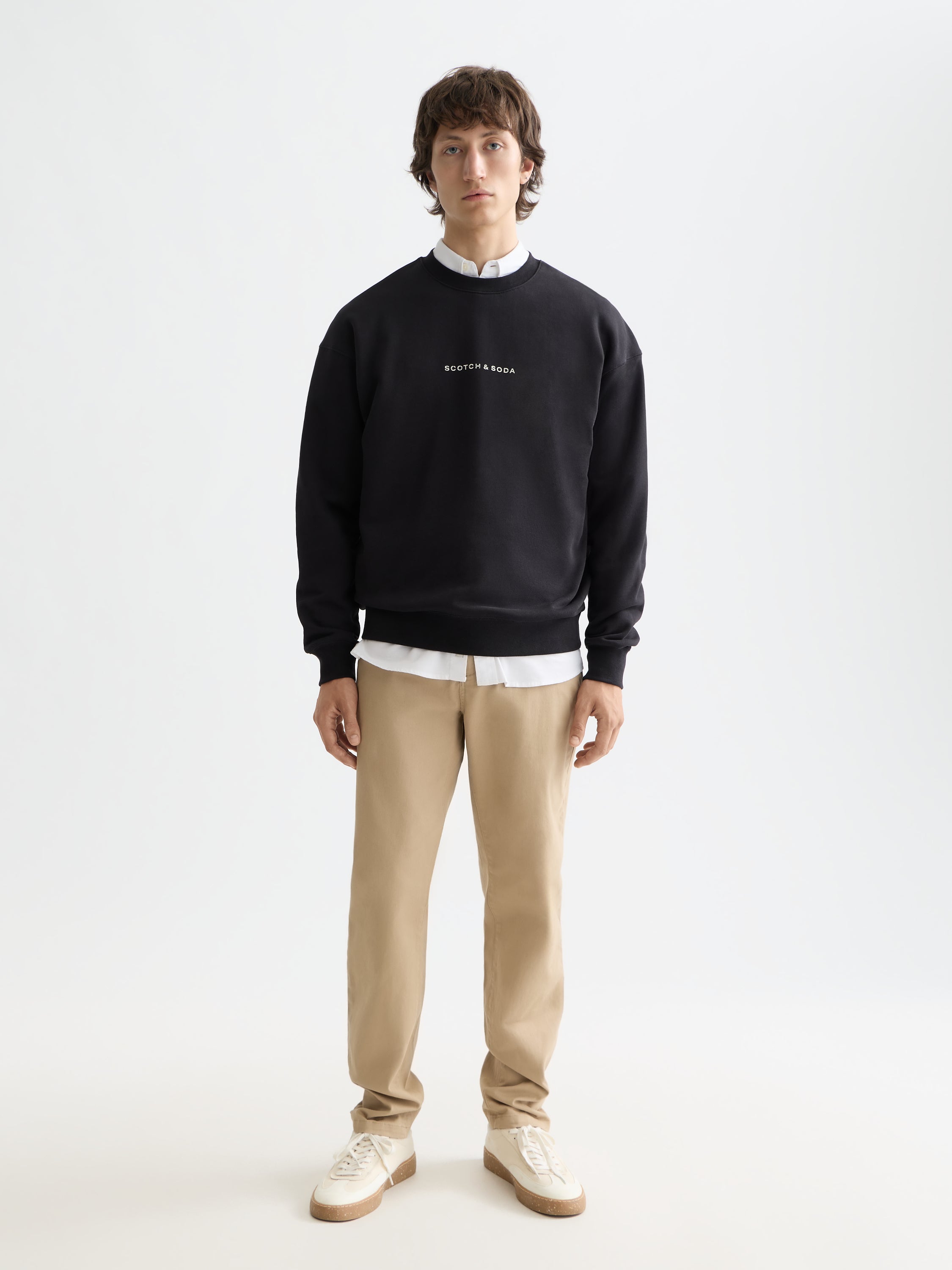 Sweat-shirt noir avec logo sur la poitrine