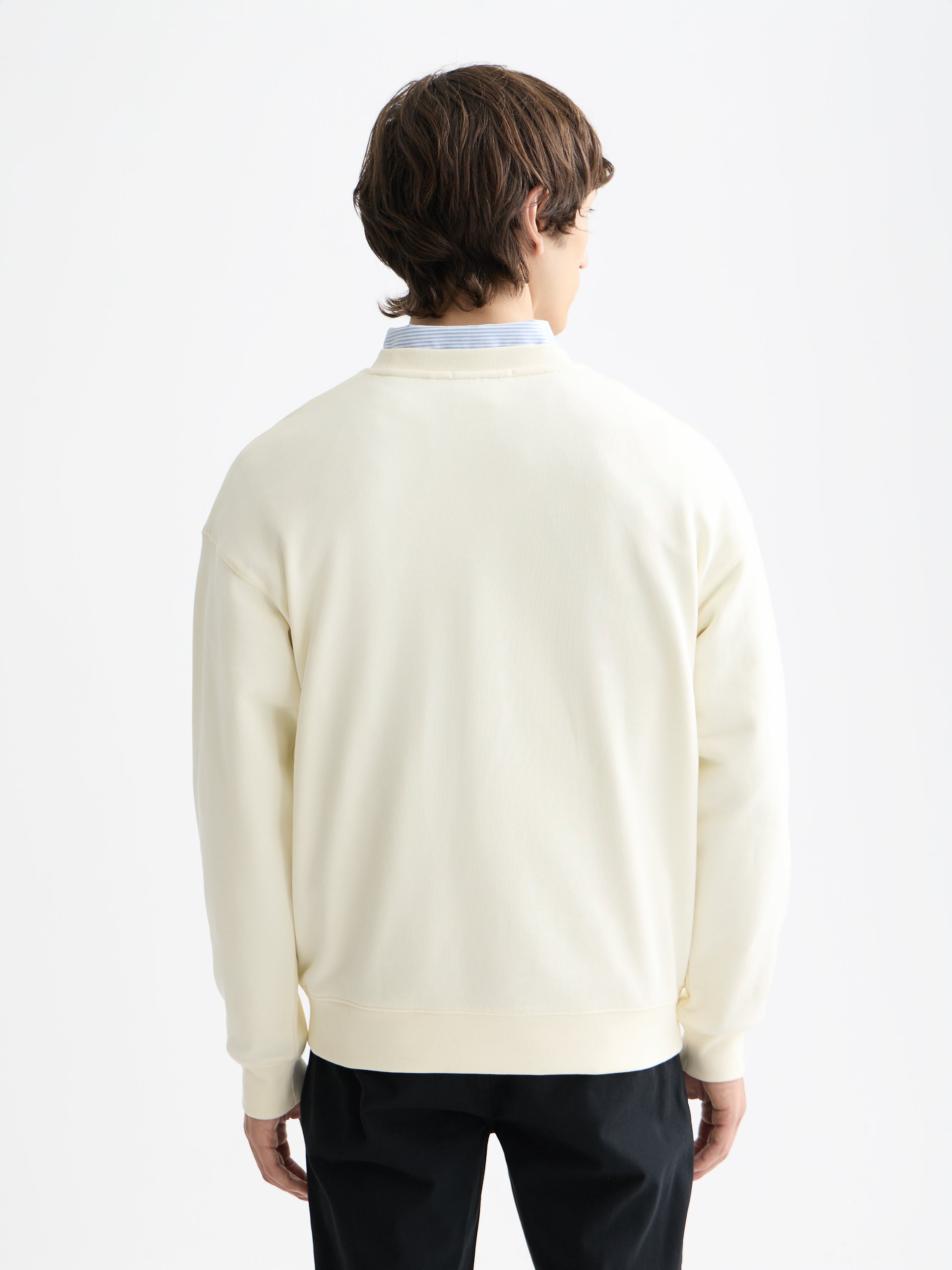Sweat-shirt blanc avec logo sur la poitrine