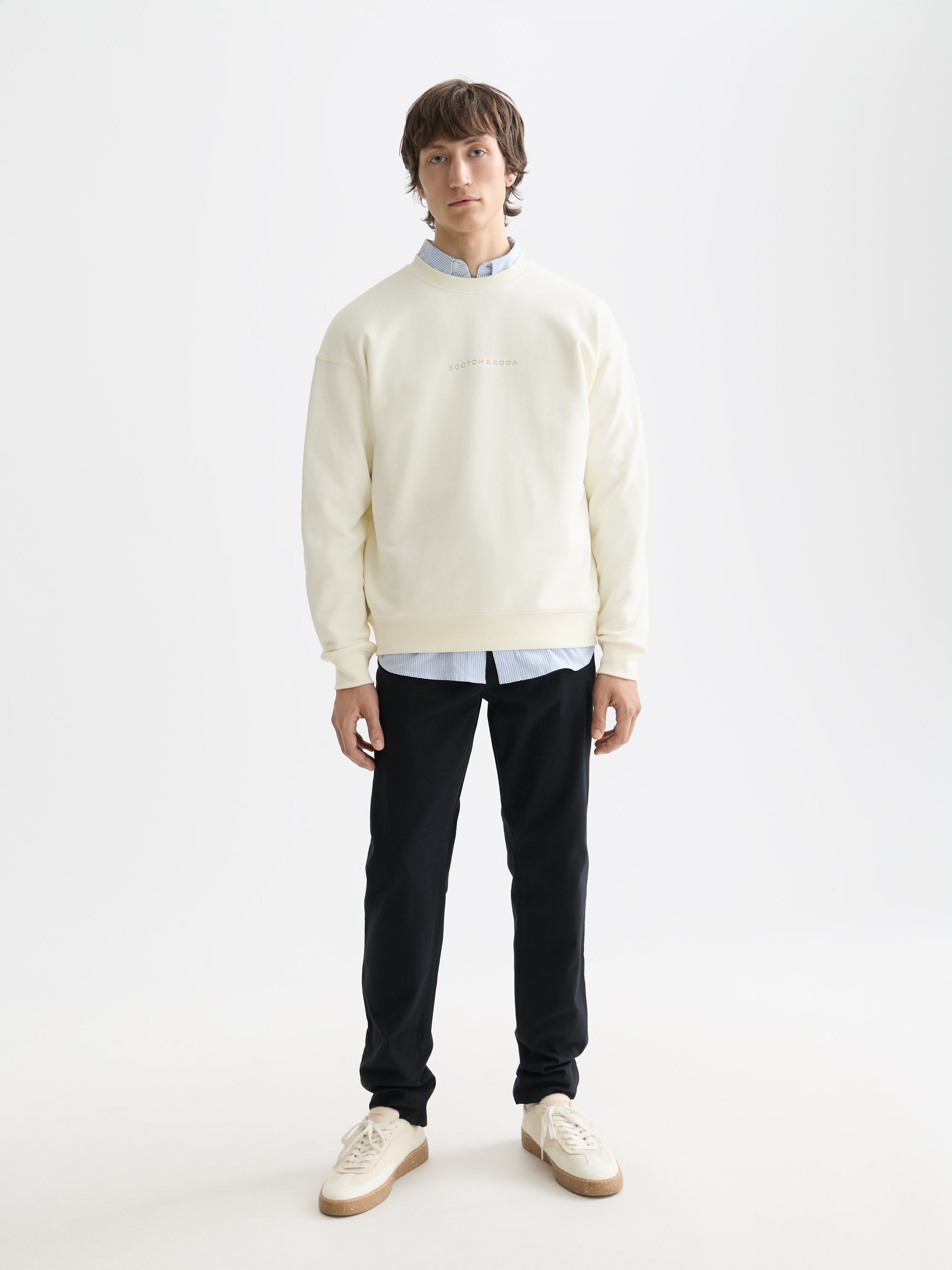 Sweat-shirt blanc avec logo sur la poitrine