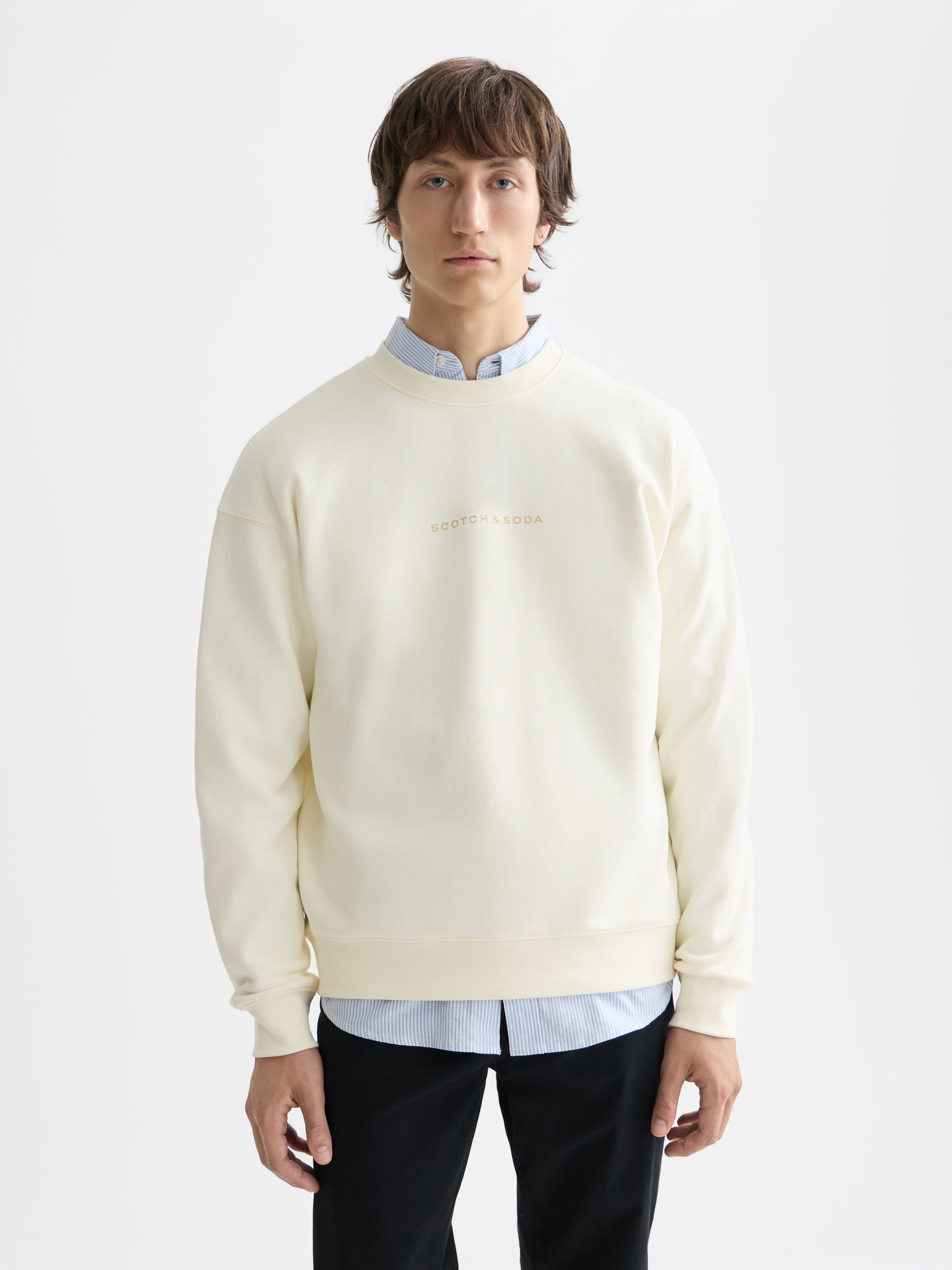 Sweat-shirt blanc avec logo sur la poitrine