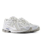 1906 - White And Silver Metallic