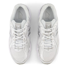 740 - White & Silver Metallic