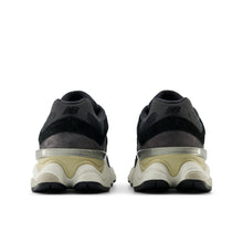 9060 - Black & White