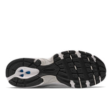 530 - White With Silver Metallic